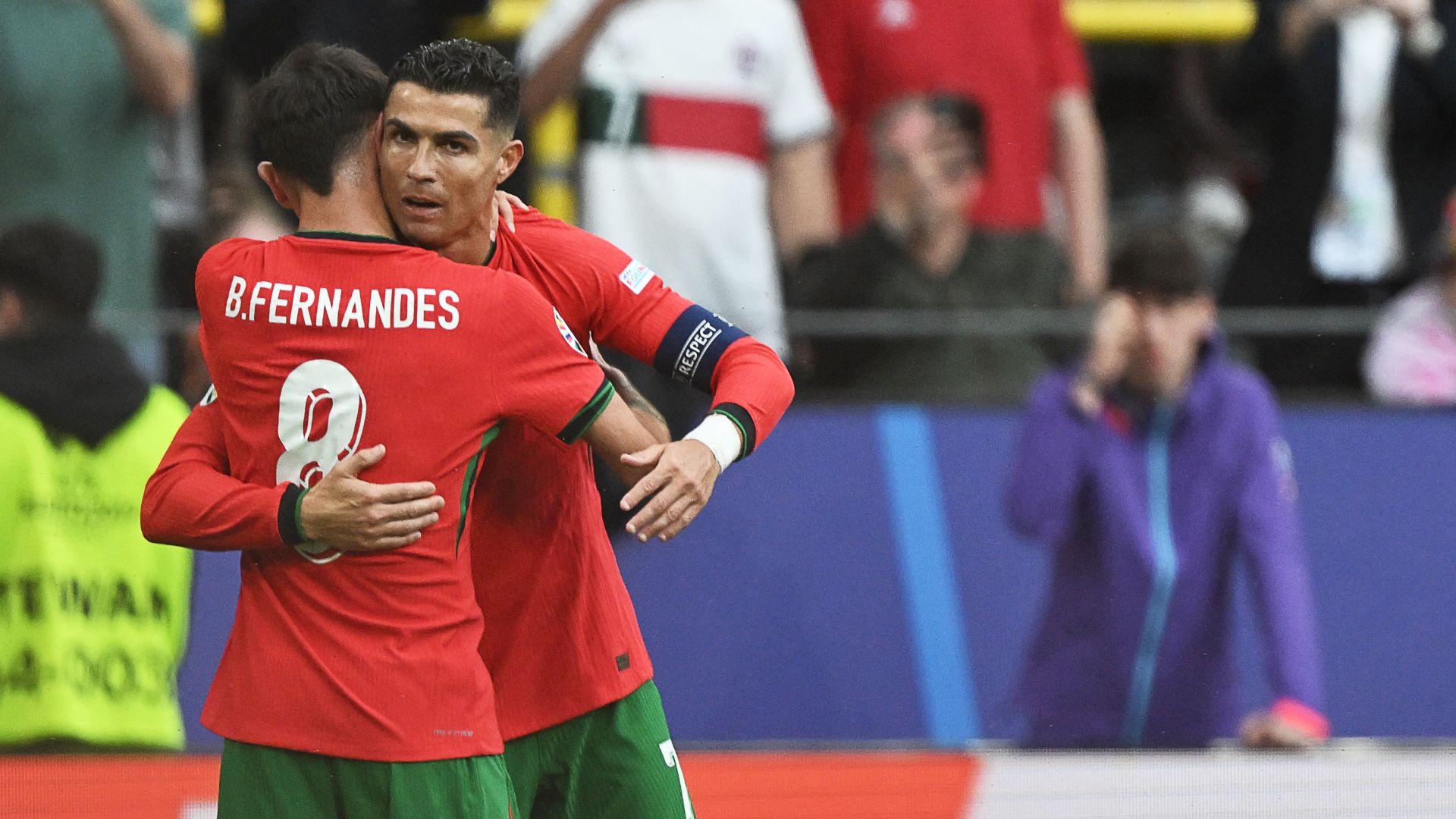 Ronaldo kiến tạo như đặt cho Fernandes.