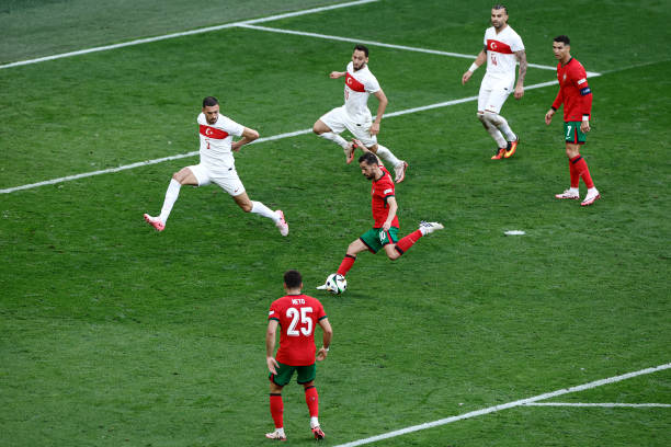 Bernardo Silva ghi bàn giúp Bồ Đào Nha mở tỷ số trận đấu.