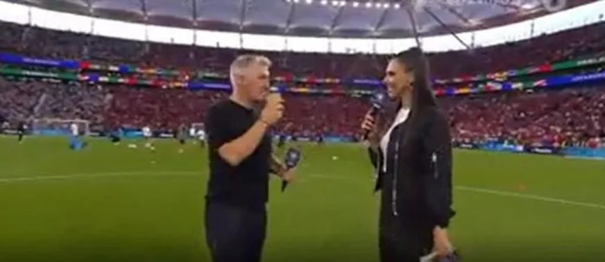 Schweinsteiger nói vào chiếc cốc thay vì micro.