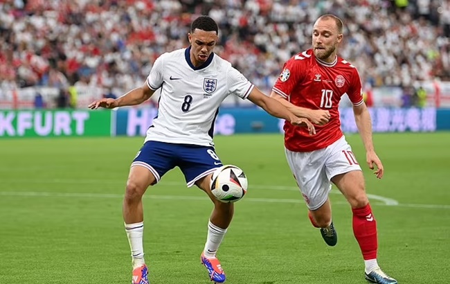 Scholes muốn Alexander-Arnold đá hậu vệ trái.