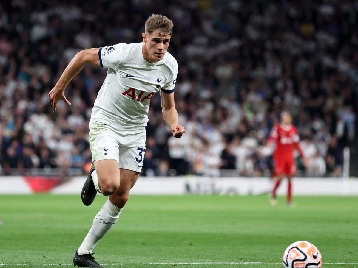 Van de Ven bùng nổ cùng Spurs.
