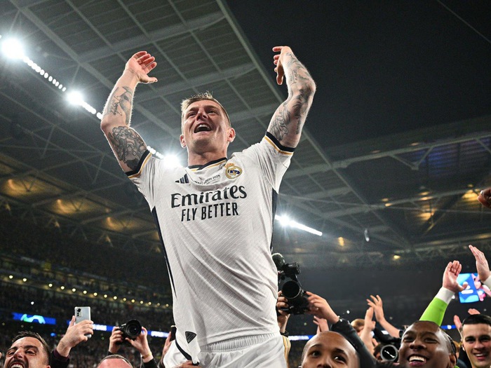 Một thập kỷ huy hoàng của Kroos cùng Real Madrid khép lại với chức vô địch Champions League mùa 2023/24. Cá nhân anh tuyên bố: "Đây là cái kết hoàn hảo, đúng là cái kết mà tôi hằng mơ ước. Thực sự cảm ơn tất cả các bạn”.