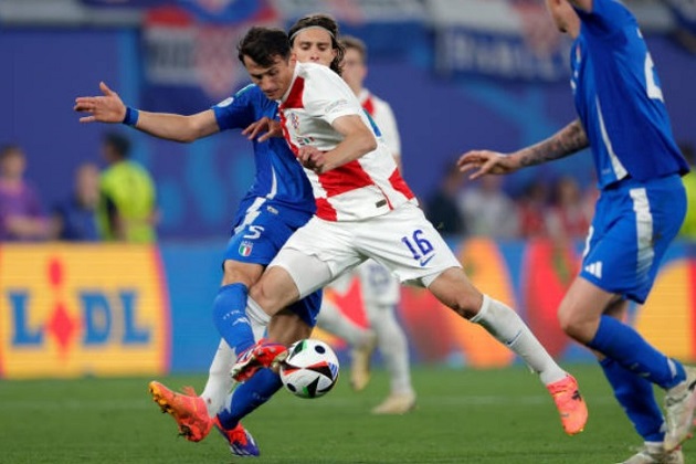 Khoảnh khắc thiên tài đó của Calafiori khiến người ta liên tưởng đến pha làm bàn tiễn Đức về nước của Italia tại World Cup 2006.