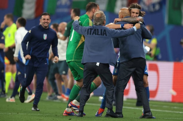 Niềm vui vô bờ của Calafiori và BHL Italia sau khi họ biết chắc mình đã vượt qua vòng bảng.