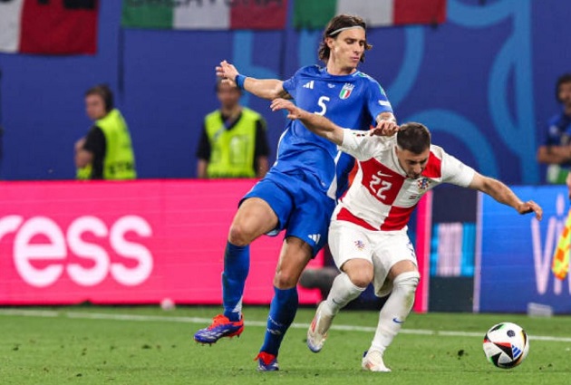 Ngoài dáng sút hệt Alessandro Del Piero của người ghi bàn, việc Calafiori cầm bóng phát động tấn công cũng tương tự những gì Cannavaro đã làm trước khi Italia có bàn.