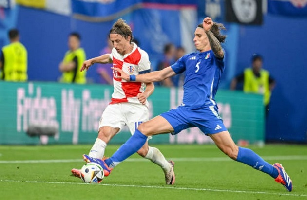 Số 5 của Italia xuất hiện trong cả ba trận đấu của Italia tại vòng bảng. Ngoại trừ "tai nạn" ở trận gặp Tây Ban Nha, nhìn chung Calafiori đã chơi ở mức tròn vai trở lên.