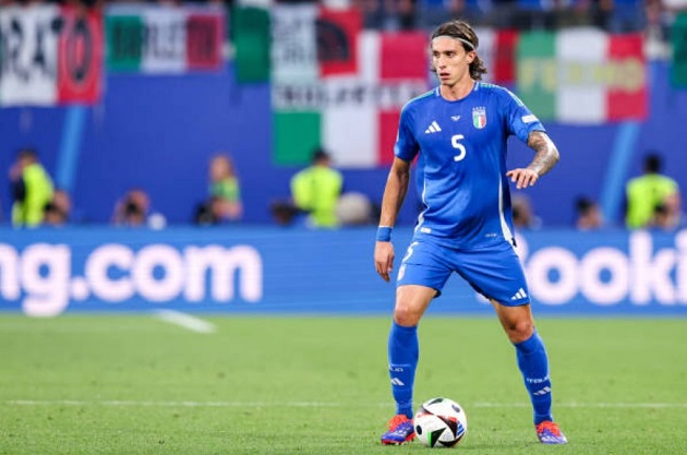 Tuy nhiên, hậu vệ này đã nhanh chóng chiếm được cảm tình của NHM yêu đội bóng màu thiên thanh khi "giao diện" của anh khá giống với huyền thoại Fabio Cannavaro.