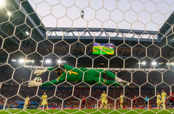 Theo thống kê từ Whoscored, Raya có tổng cộng 4 pha cứu thua trong trận đấu vừa qua. Như vậy, anh đã cản phá hết tất thảy những cú sút trúng đích mà Albania tung ra.