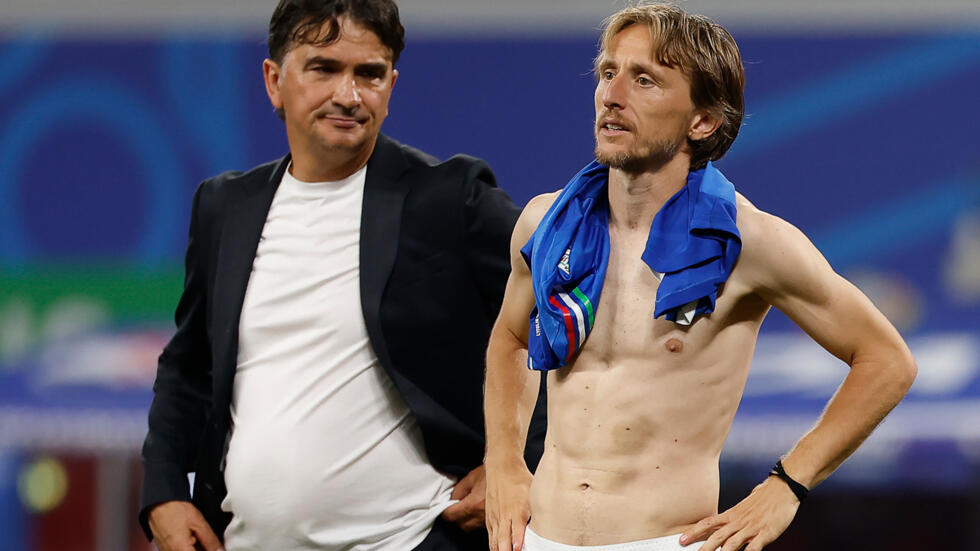 Modric chua chát nói sau trận: “Bóng đá đôi khi rất tàn nhẫn. Tôi muốn chơi bóng mãi mãi, nhưng điều này là không thể. Sẽ đến lúc tôi phải dừng sự nghiệp chơi bóng”.