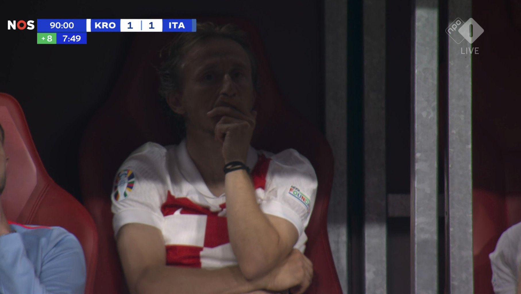 Modric ngồi thất thần ở khu kỹ thuật, anh không hiểu chuyện gì đang xảy ra. Trái tim của Modric như tan vỡ.