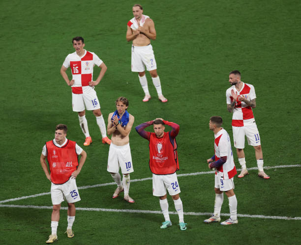 Các cầu thủ Croatia lại gần khu vực khán đài để gửi lời xin lỗi người hâm mộ.