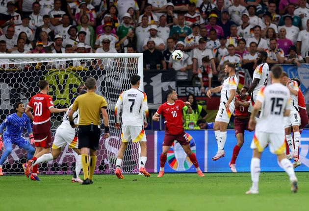 Dẫu có những đóng góp quan trọng, Fullkrug luôn giữ đôi chân trên mặt đất và từ chối mọi lời tung hô.