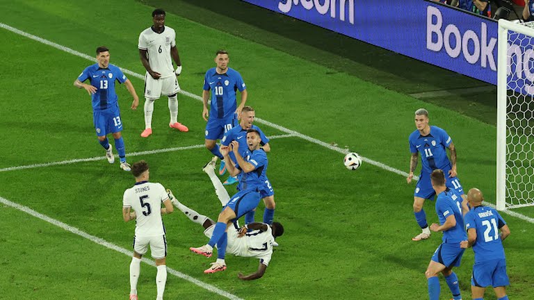 Slovenia lần đầu vượt qua vòng bảng một giải đấu lớn.