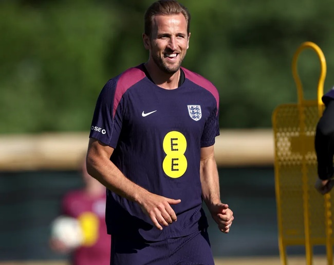 Lúc này, Kane đang hội quân cùng ĐT Anh và Tam sư hiện tập trung tại khu resort mà ĐT Đức từng ở. FA được cho là đã trả 800.000 bảng cho khu nghỉ dưỡng gồm 94 phòng ở phía đông nam Leipzig.