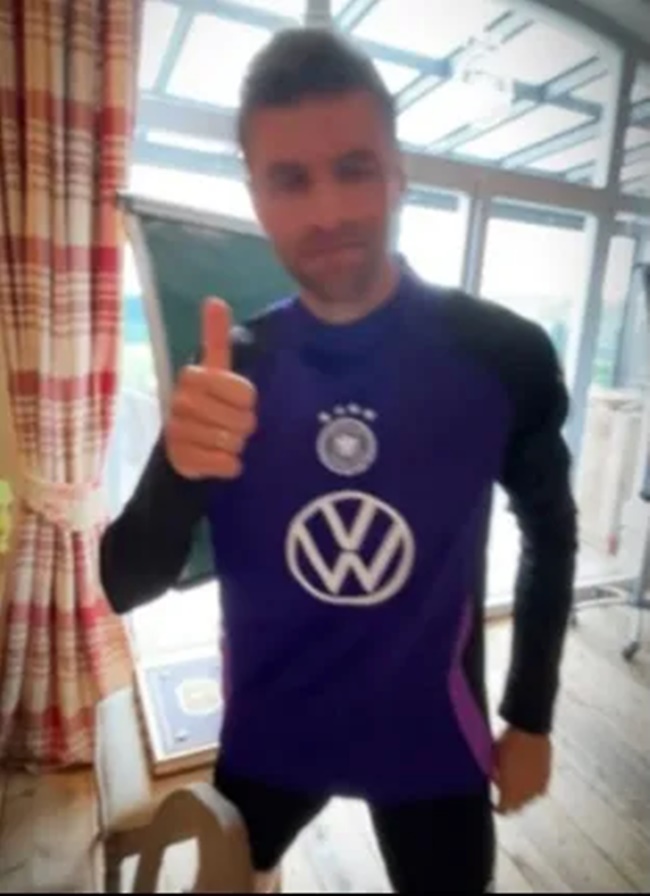 Anh giơ ngón tay cái lên trước camera sau khi viết tin nhắn.