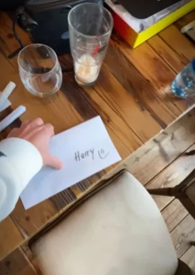 Phong bì có tên "Harry", tức dành cho thủ quân ĐT Anh, trước khi chuyển nó đến quầy lễ tân.