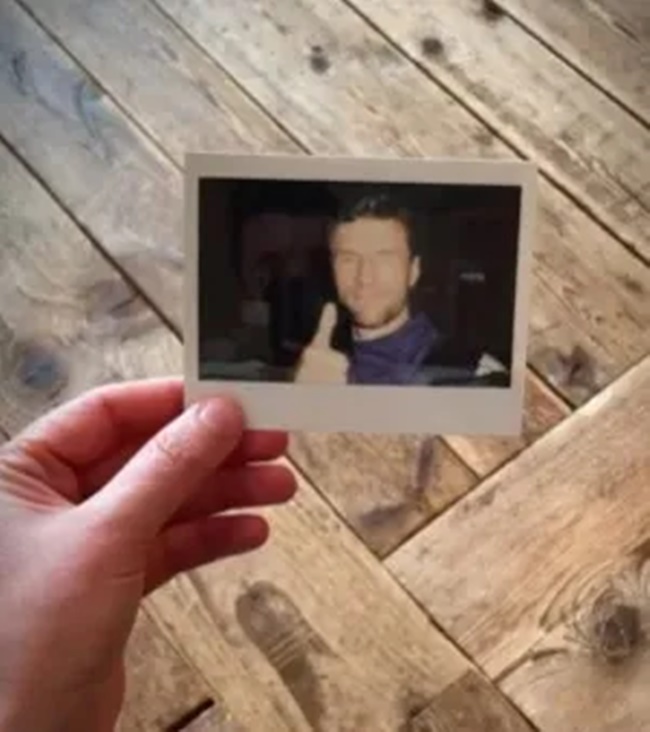 Muller cũng chai sẻ bức ảnh chụp anh đang nháy mắt và giơ ngón tay cái lên.