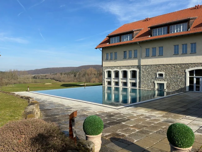 Nó cũng tự hào có một cảnh quan tuyệt đẹp của vùng nông thôn nước Đức.