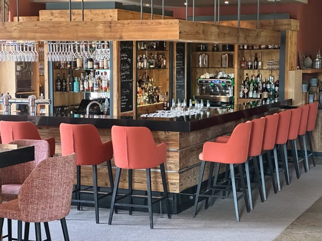 Khu nghỉ dưỡng thậm chí còn có một quán bar, nhưng nó dự kiến sẽ không được sử dụng nhiều. Các cầu thủ hạn chế sử dụng đồ uống có cồn trong lúc tham dự giải đấu.