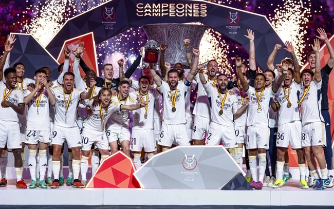 Trước đó, ngôi sao sinh năm 2003 lên ngôi ở Siêu cúp Tây Ban Nha và La Liga. Ở 2 đấu trường này, Real đều vượt mặt đại kình địch Barcelona.