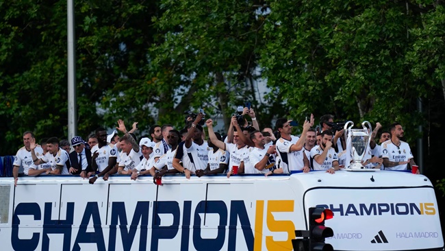 Toàn đội đã diều hành chiếc cúp bạc danh giá trên xe buýt mui trần.