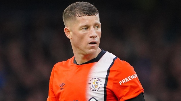 Barkley trong màu áo Luton Town.
