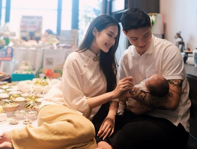 Đoàn Văn Hậu khoe đầy tháng con đầu lòng trên trang cá nhân. Ảnh: FB ĐVH.