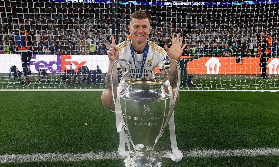 Giờ thì Kroos đã chia tay sự nghiệp sân cỏ cấp CLB. Hy vọng, Kroos có thể nghe Ancelotti và Mourinho mà rút lại quyết định.