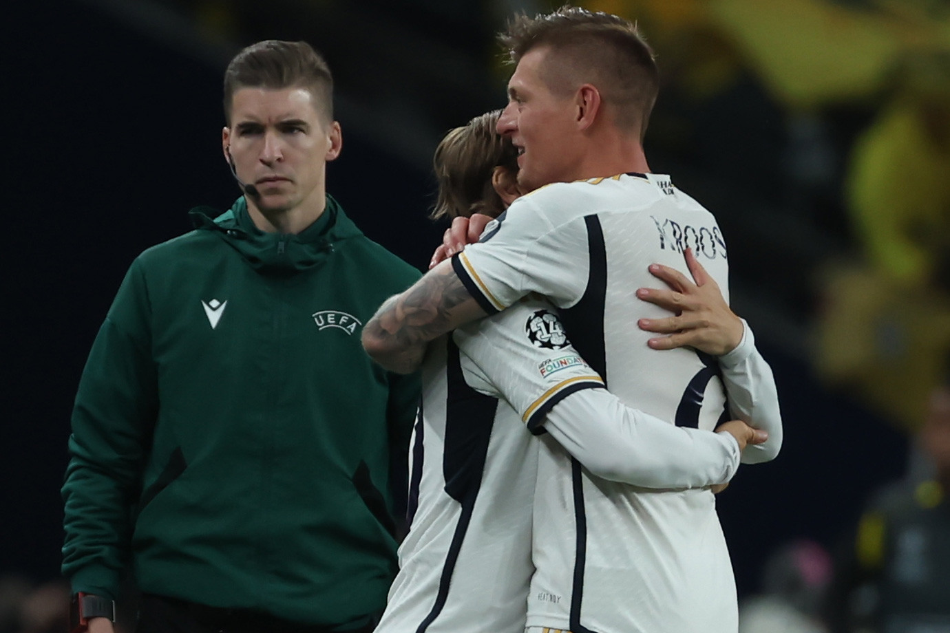 HLV Jose Mourinho cũng cho hay: "Làm ơn đừng để Kroos giải nghệ. FIFA và UEFA nên làm điều đó. Họ đưa ra rất nhiều quyết định rồi, hãy ra can thiệp để không cho Kroos giã từ sự nghiệp",