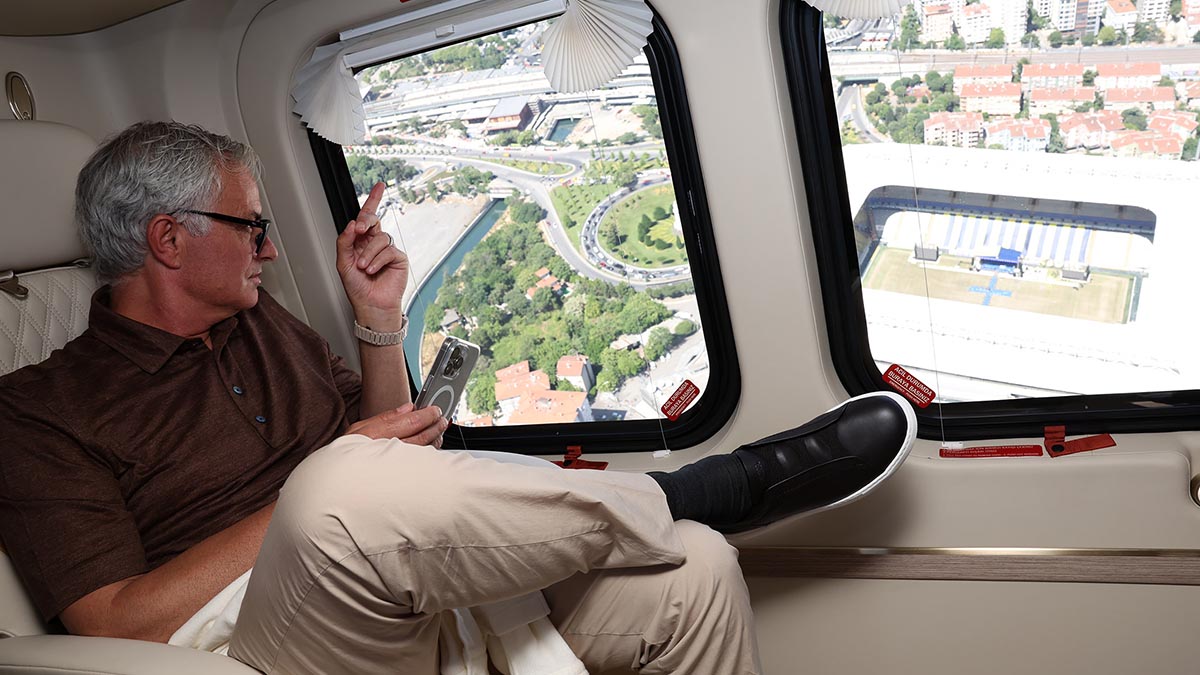 Mourinho  lên thay HLV Ismail Kartal ngồi ghế nóng tại sân Sukru Saracoglu với bản hợp đồng có thời hạn 2 năm.