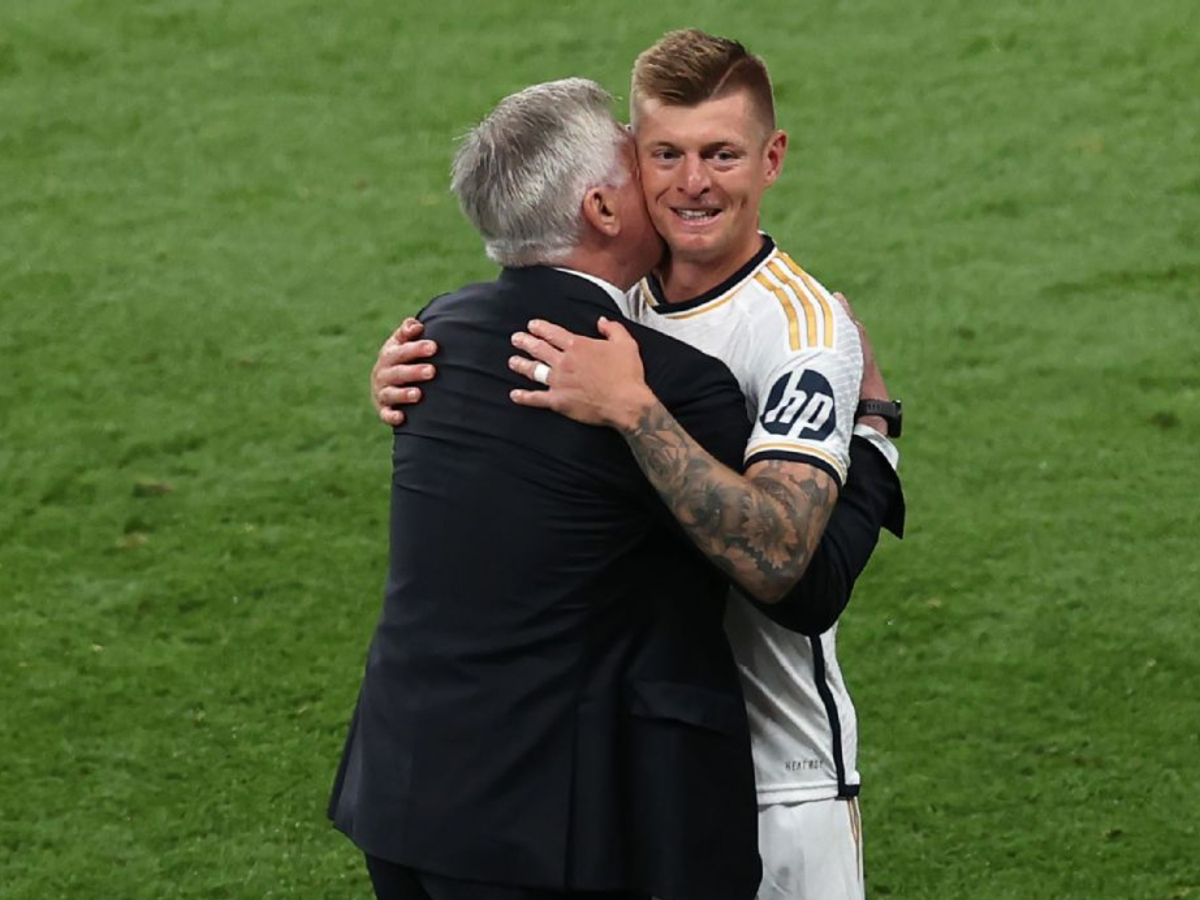 Tuy nhiên, HLV Carlo Ancelotti có lý do để chờ anh thay đổi quyết định sau chức vô địch Champions League. Nhà cầm quân người Ý nói: "Tôi thực sự biết ơn Kroos. Cậu ấy kết thúc sự nghiệp ở đỉnh cao, không thể nào cao hơn nữa. Kroos là huyền thoại đội bóng, đủ dũng khí quyết định treo giày. Còn tôi đã nói với Kroos rằng tôi vẫn chờ cậu ấy thay đổi quyết định và tiếp tục thi đấu".