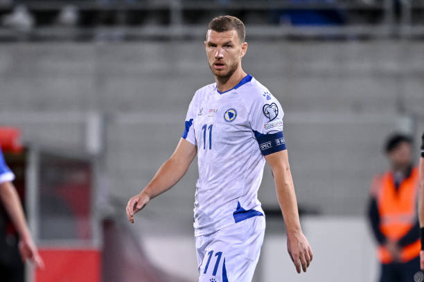Edin Dzeko đánh giá cao tuyển Anh và Italia.