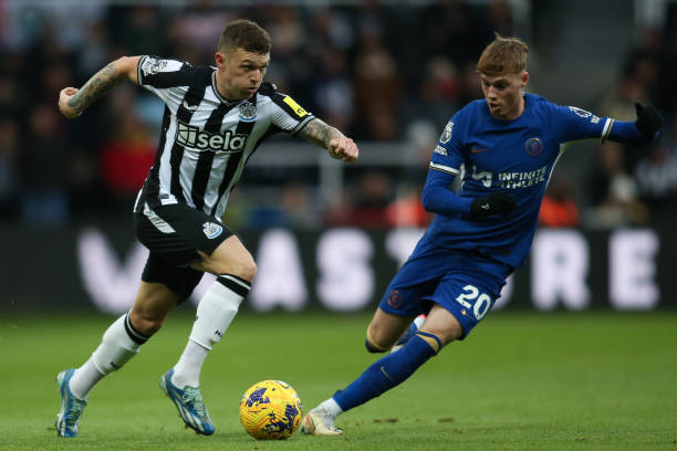 Cole Palmer đối đầu với Kieran Trippier trong màu áo câu lạc bộ.