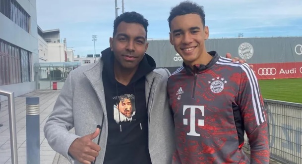 Kevin Betsy đã huấn luyện Musiala trong thời gian anh chơi cho đội trẻ Anh.