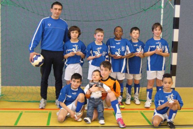 Jamal Musiala (hàng trước, ngoài cùng bên phải) cùng các đồng đội thời thơ ấu tại TSV Lehnerz.