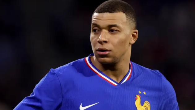 Tiền đạo cắm: Kylian Mbappe. Mbappe sẽ giúp Real Madrid giải quyết bài toán số 9. Sự bổ sung đáng kể cho hàng công Los Blancos.