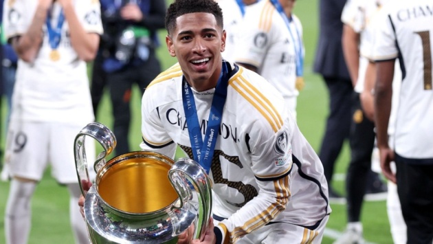 Tiền vệ: Jude Bellingham. Bellingham có mùa giải đầu tiên thành công rực rỡ trong màu áo Real Madrid. Ngôi sao người Anh hứa hẹn là tương lai Los Blancos trong nhiều năm tới.