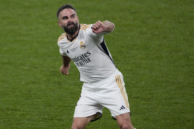 Hậu vệ phải: Dani Carvajal. Carvajal sở hữu thành tích đáng tự hào với 6 chức vô địch Champions League. Cầu thủ người Tây Ban Nha khẳng định vững chắc vị trí hậu vệ phải số 1 của Real Madrid.