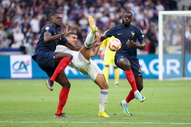 Didier Deschamps chọn xong cặp trung vệ cho tuyển Pháp.