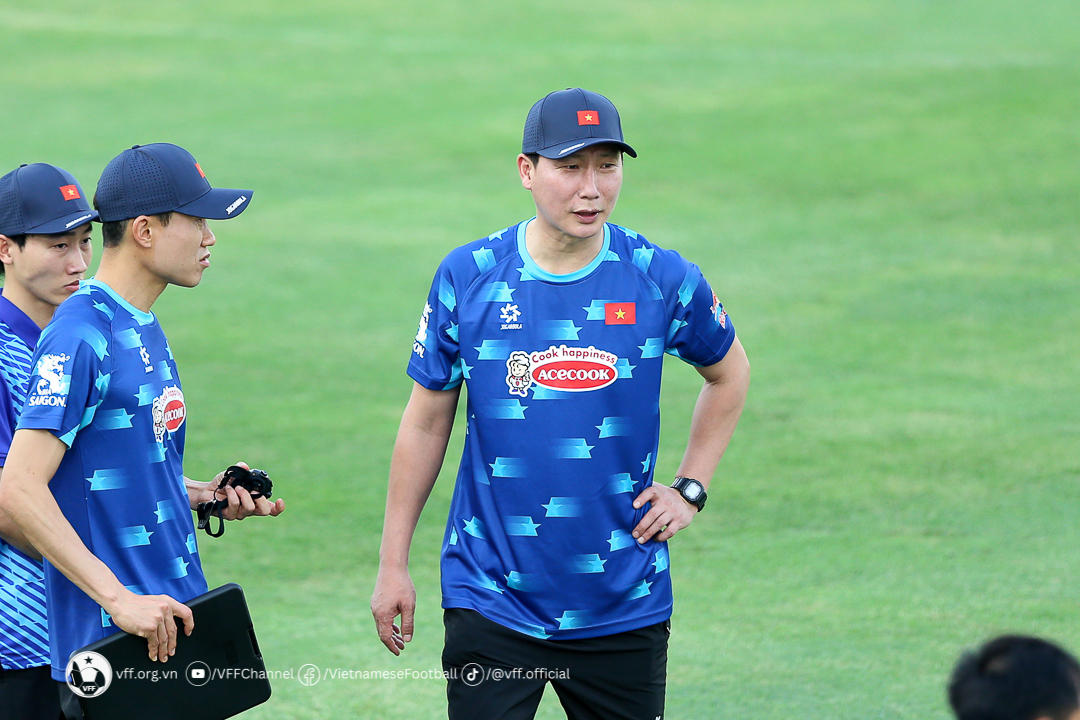 HLV Kim Sang-sik cần khởi đầu thuận lợi cùng tuyển Việt Nam. Ảnh: VFF.