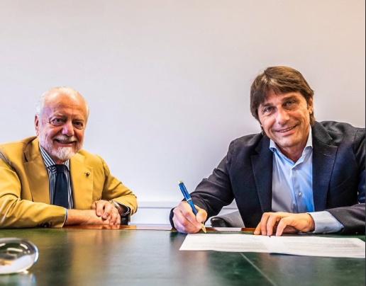 Conte đặt bút ký vào hợp đồng 3 năm với Napoli.