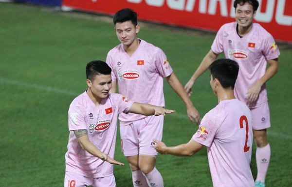 Quang Hải cùng các đồng đội trong 1 buổi tập. Ảnh: VFF