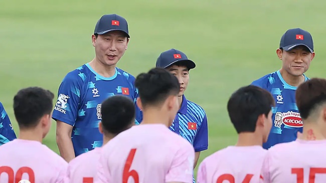 Kim Sang-sik có trận ra mắt ĐT Việt Nam. Ảnh: Goal.com