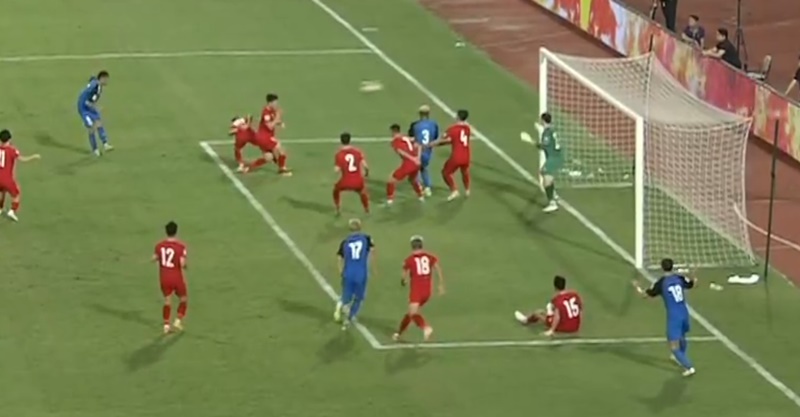 Cú đá cháy lưới gỡ hòa 2-2.
