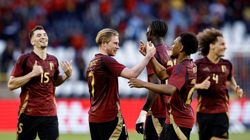 Ở phút 44, đội khách mắc sai lầm, bóng bật đúng đến chân Kevin De Bruyne và siêu sao của Man City bình tĩnh sút từ xa vào cầu môn bỏ trống, đưa Bỉ dẫn 1-0.