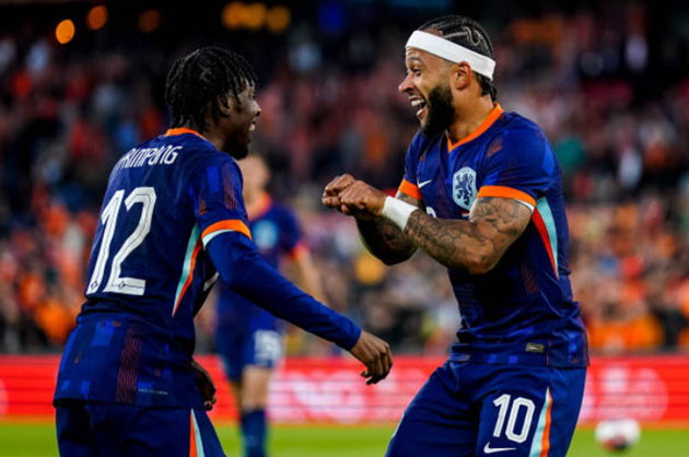 Depay và Frimpong thể hiện sự ăn ý.