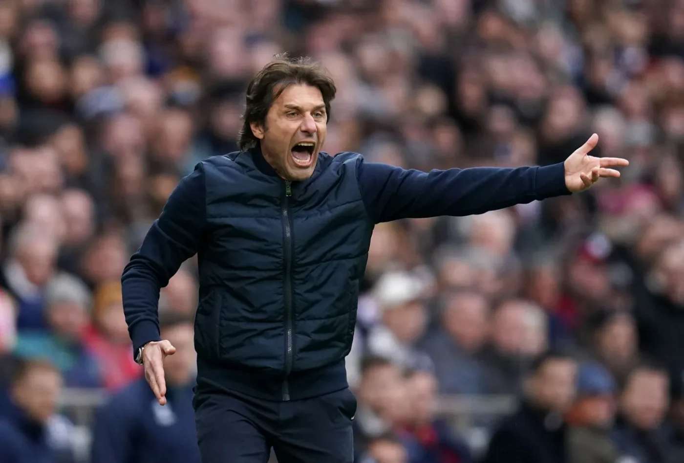 Napoli cần bơm tiền cho Conte mua người.