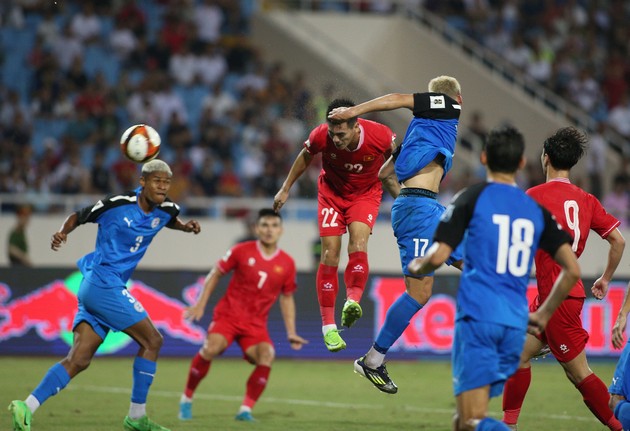 Nguyễn Tiến Linh ghi bàn trong trận đấu với Philippines