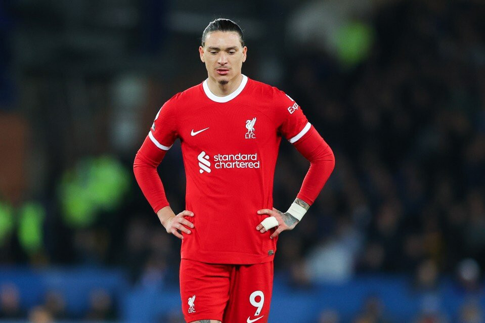 1. Darwin Nunez: Với mức phí chuyển nhượng lên tới 80 triệu bảng, những gì Nunez đóng góp cho Liverpool 2 mùa giải qua chắc chắn không tương xứng với số tiền trên. Thậm chí nửa cuối chiến dịch 2023/24, ngôi sao người Uruguay còn bị đánh giá là một trong những tội đồ khiến The Kop không thể đoạt cú ăn 4. Những rạn nứt trong mối quan hệ đã xuất hiện do đó trừ khi Slot là 1 CĐV nhiệt thành của trung phong sinh năm 1999 nếu không, Nunez chắc chắn là cái tên bị ban lãnh đạo Liverpool “trảm” đầu tiên hè này.