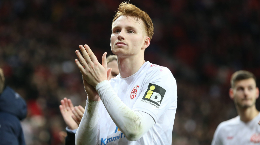 6. Sepp van den Berg: Trải qua mùa giải tương đối thành công cùng Mainz 05 dưới dạng cho mượn nhưng rất khó để Van den Berg có thể chen chân vào đội hình chính Liverpool khi Slot vẫn còn sự phục vụ của những trung vệ hàng đầu như Virgil van Dijk, Ibrahima Konate, Joe Gomez hay Jarell Quansah. The Kop đã nhận nhiều lời đề nghị hỏi mua Van den Berg, số tiền 10 triệu euro kiếm được từ ngôi sao người Hà Lan cũng được coi là 1 thương vụ tuyệt vời của đội chủ sân Anfield.